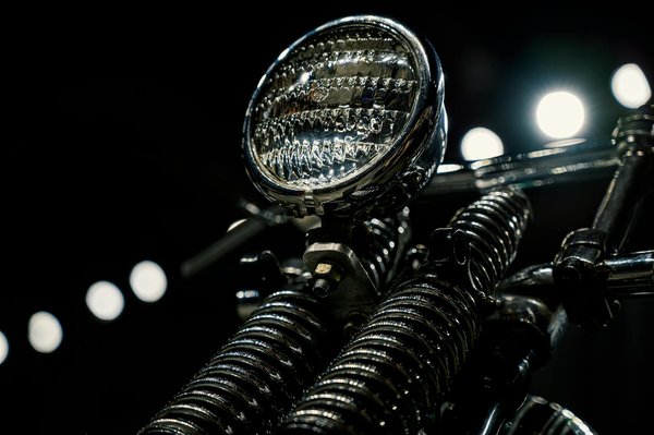 Comment améliorer la visibilité nocturne d'une moto avec des phares LED ?
