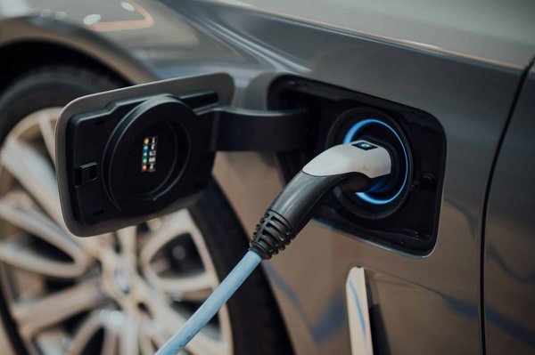 Comment installer un kit de recharge solaire pour prolonger l'autonomie de votre voiture électrique ?